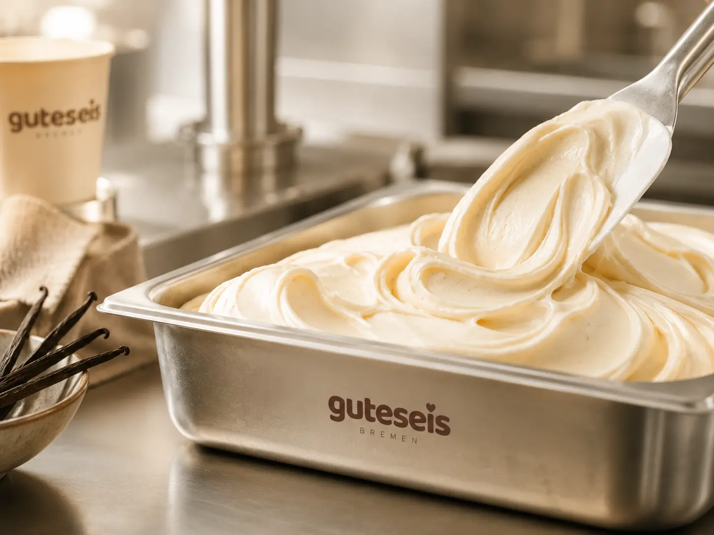 Vanilleeis in einer 5-Liter-Edelstahl-Gastronomiewanne mit Guteseis-Kennzeichnung in der Bremer Produktion – AI Generated